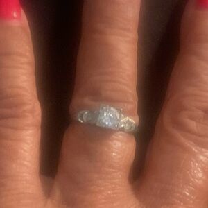 Sparkling genuine diamonds 18k gold ring